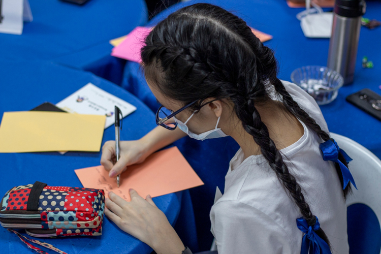 Participants write a letter to their parents after the session on filial piety. 【Photo by Daniel Lazar】