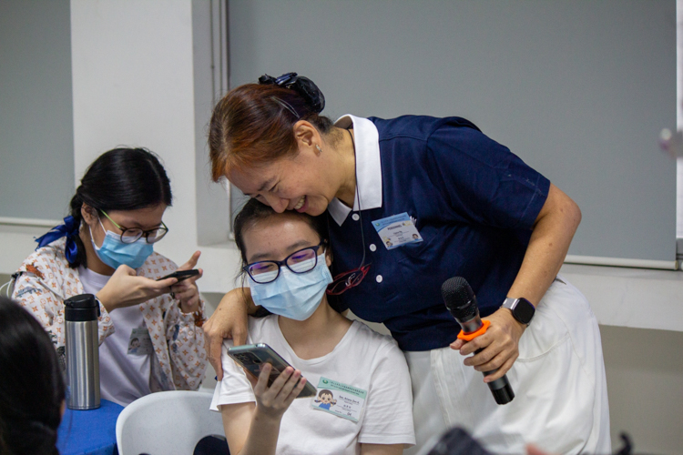 Ligaya Ng shares a touching moment with a youth participant during her talk on filial piety. 【Photo by Marella Saldonido】