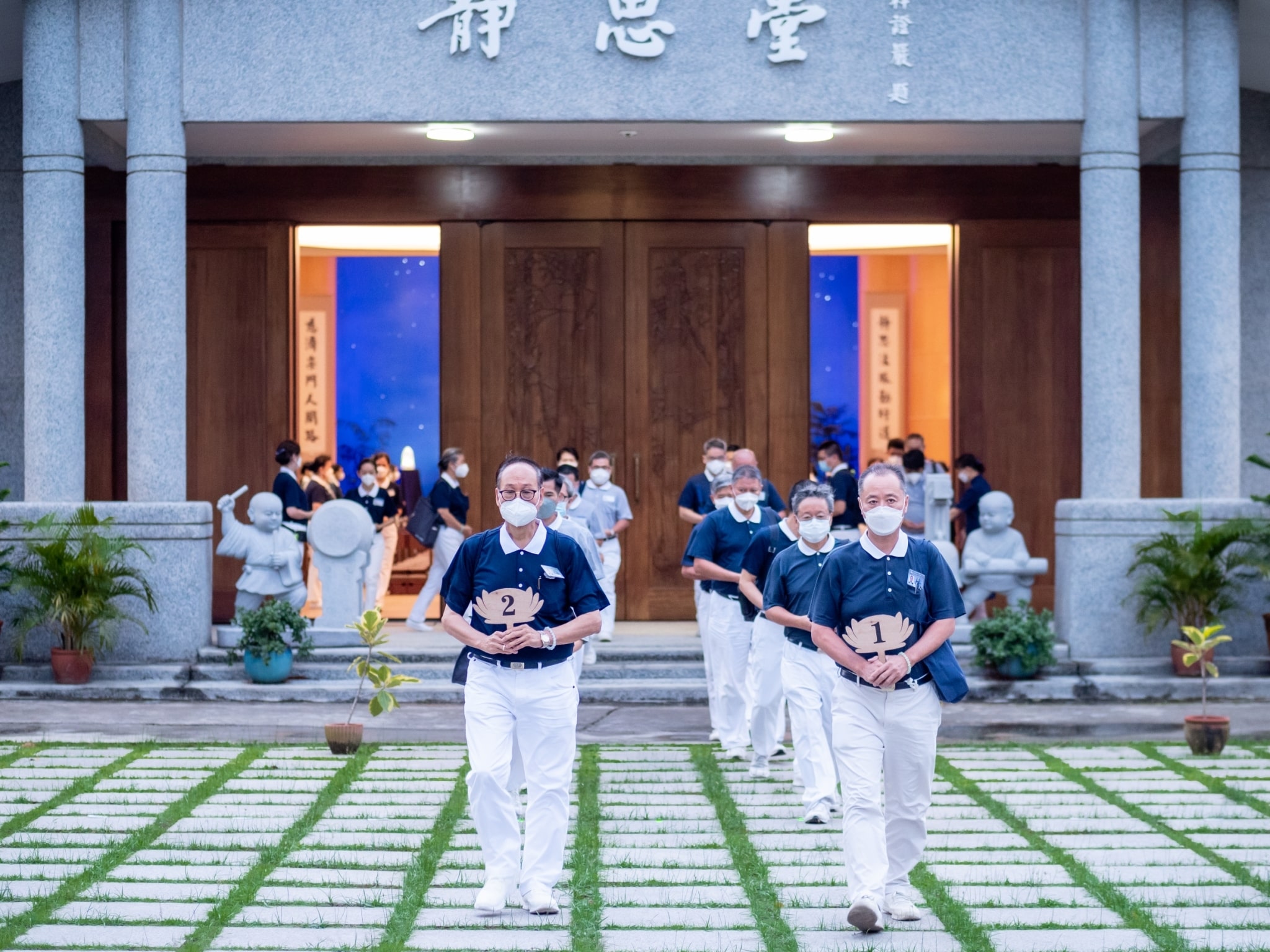 One of the Tzu Chi Etiquettes that volunteers learn in the training camp is how to walk with a group in an organized manner.【Photo by Daniel Lazar】