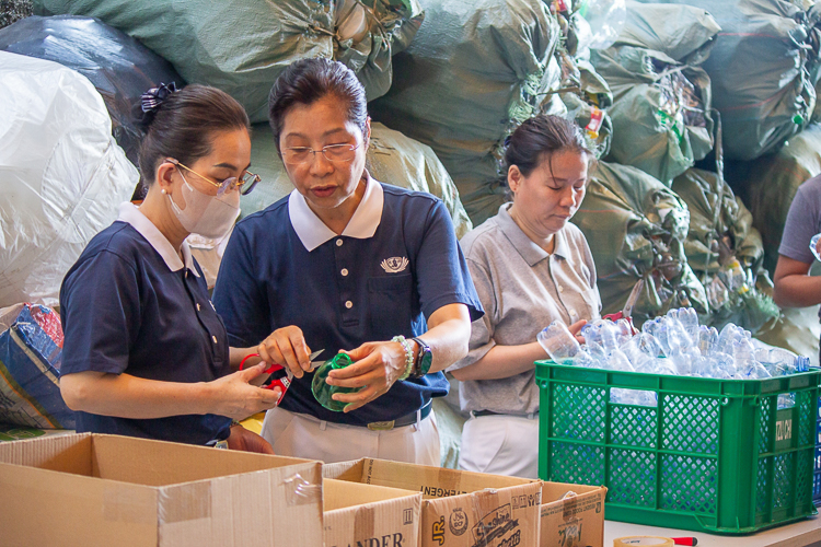 Volunteers work together to make lotus flower candles out of collected PET bottles. 【Photo by Marella Saldonido】