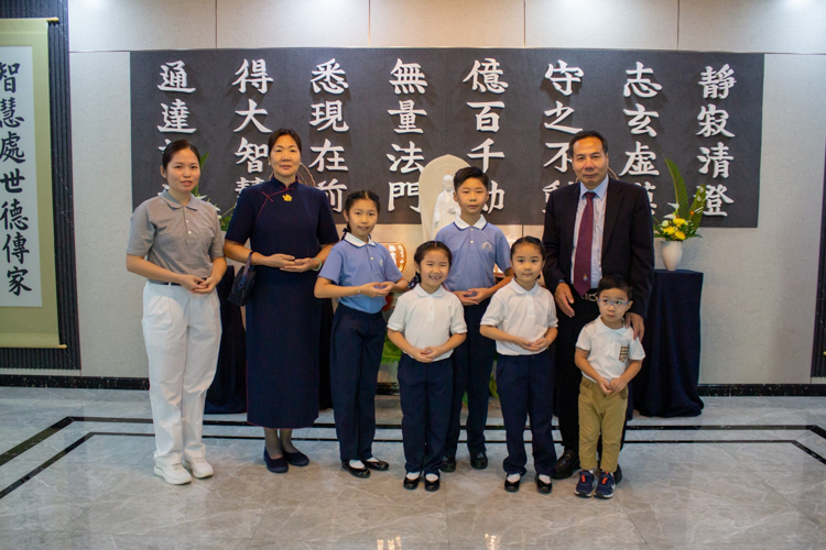 Rong Mou Lou’s family attends Tzu Chi Pampanga office inauguration. 【Photo by Marella Saldonido】