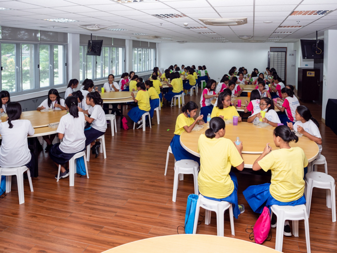 Tzu Chi volunteers welcomed the group with a sumptuous vegetarian lunch. 【Photo by Daniel Lazar】