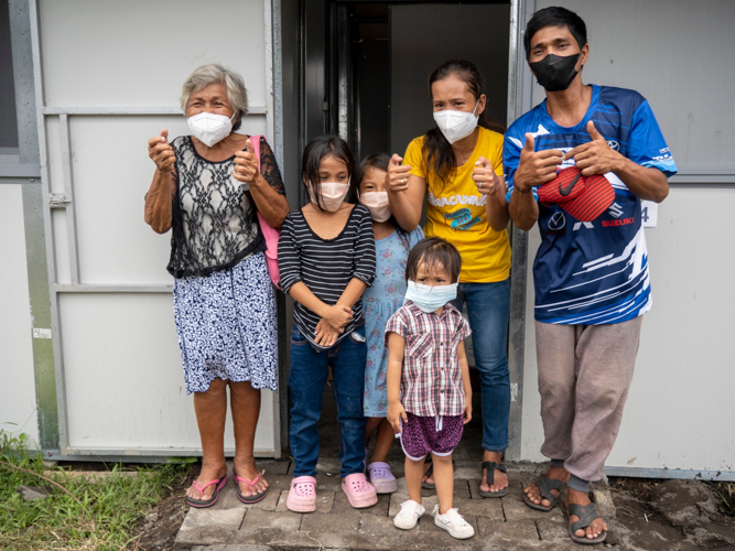 Pedicab driver Manuel Borganio Jr. is happy to have a new home for his three kids, wife, and mother. 【Photo by Harold Alzaga】