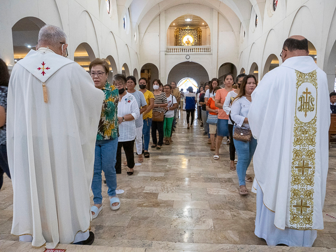 To mark the 10th anniversary of Super Typhoon Yolanda and pay tribute to the resilience of the people of Leyte, Tzu Chi Philippines holds a Remembrance Mass on November 8, 2023, at the Archdiocesan Shrine of Sto. Niño (Sto. Niño Church) in Tacloban City. 【Photo by Matt Serrano】