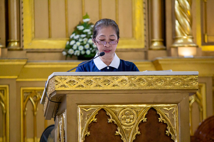 Tzu Chi volunteers from Manila, Tacloban, and Palo work together and take active roles in the Remembrance Mass and program. 【Photo by Marella Saldonido】