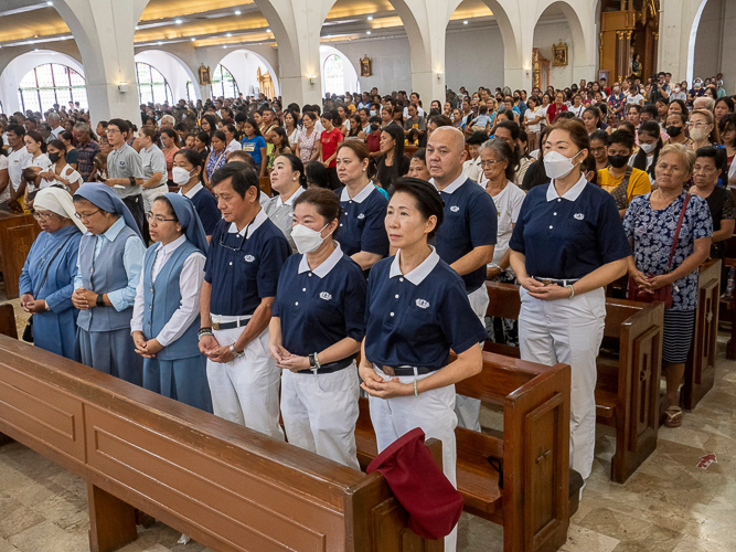 Tzu Chi volunteers from Manila, Tacloban, and Palo work together and take active roles in the Remembrance Mass and program. 【Photo by Matt Serrano】