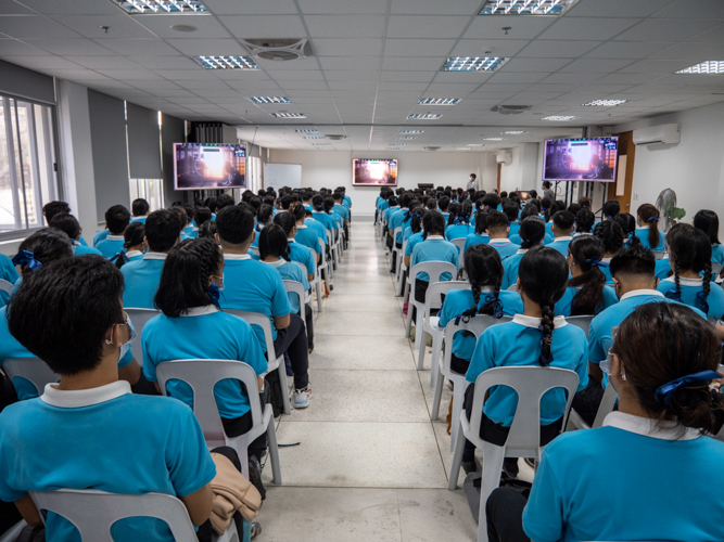 Scholars watch an animated story told by Dharma Master Cheng Yen. 【Photo by Harold Alzaga】