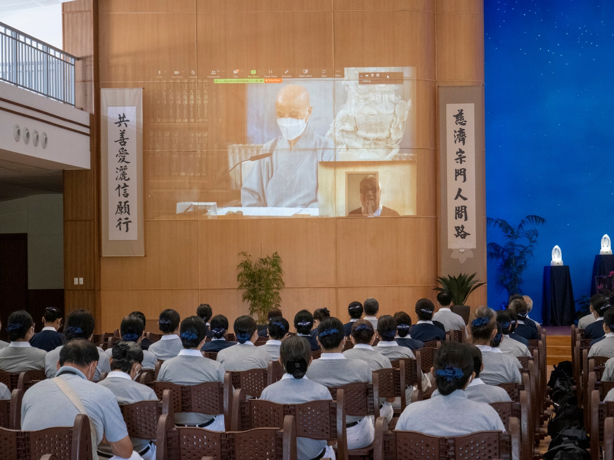 “The risk of climate change is big. One of the best ways to address this is to become vegetarian,” says Dharma Master Cheng Yen in her live interaction with volunteers. “Let’s use the power of love to heal people.”【Photo by Matt Serrano】