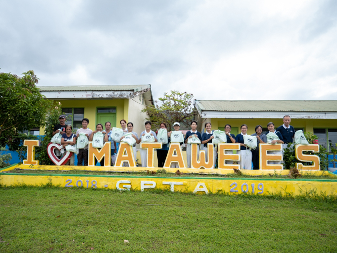 Tzu Chi volunteers and teachers from Matawe Elementary School. October 12, 2022. 【Photo by Jeaneal Dando】