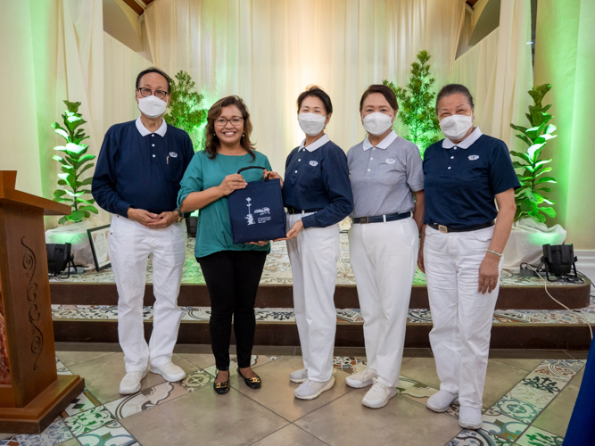 Tzu Chi volunteers Antonio Tan (leftmost), Woon Ng (center), Therese Tan (2nd from right), and Lu Siu Siu (rightmost) give token of appreciation to Tabaco City Mayor Cielo Krisel Lagman-Luistro. 【Photo by Harold Alzaga】