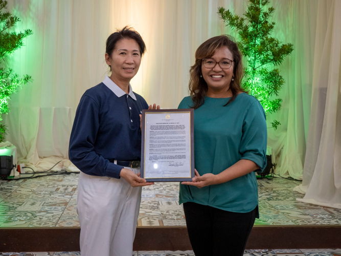 Tabaco City Mayor Cielo Krisel Lagman-Luistro presents to Tzu Chi Philippines Deputy CEO Woon Ng a copy of the executive order declaring August 6 as Tzu Chi Day in Tabaco City, Albay in recognition of the humanitarian works that the foundation has extended to the people of Tabaco. 【Photo by Harold Alzaga】