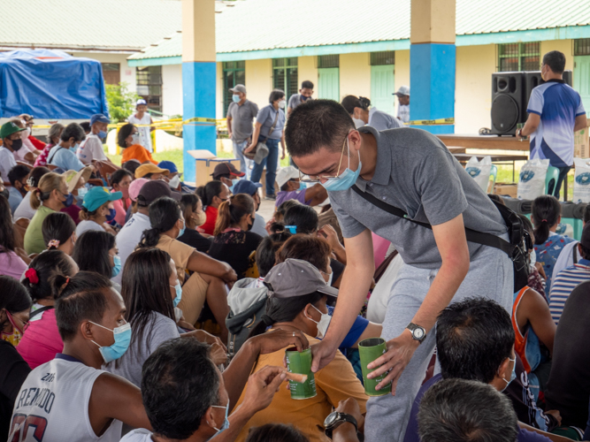 Beneficiaries were given the opportunity to pay it forward by donating through Tzu Chi’s coin banks. 【Photo by Jeaneal Dando】