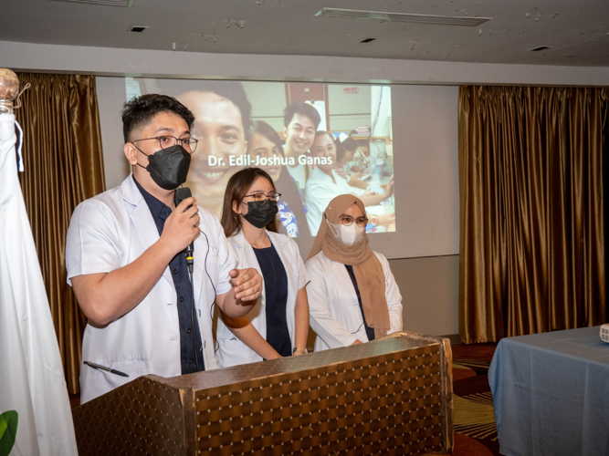 “No word is enough to describe the gratefulness we’re feeling,” says scholar Edil-Joshua Ganas. “I felt like I was led to this foundation. It was really meant for me to know more about Tzu Chi and to witness these volunteers right now. I’m beyond thankful to be here.” 【Photo by Harold Alzaga】