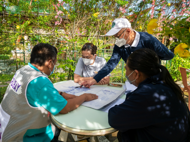 Tzu Chi Philippines CEO Henry Yuñez, together with with project architect and engineer meet with Palo City Office of the Municipal Engineer. 【Photo by Daniel Lazar】