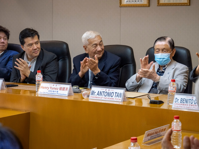 The MOA signing is led by Tzu Chi Philippines CEO Henry Yuñez (center) and Chinese General Hospital and Medical Center (CGHMC) Chairman of the Board Mr. Antonio Tan (rightmost) and Executive Vice President and COO Mr. Kelly Sia. 【Photo by Matt Serrano】