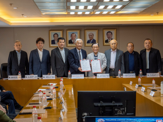 Key executive officials pose for a group photo after the MOA signing between Tzu Chi Philippines and the Chinese General Hospital and Medical Center. 【Photo by Matt Serrano】