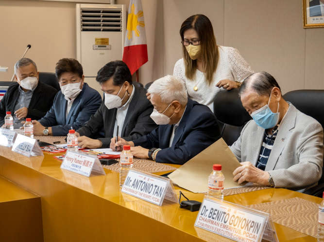 Tzu Chi Philippines and the Chinese General Hospital and Medical Center sign a Memorandum of Agreement on June 14 to extend medical assistance to Tzu Chi’s charity beneficiaries. 【Photo by Matt Serrano】