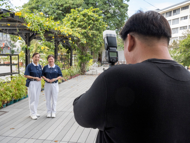 A mobile photo booth provides guests with printed photo souvenirs of the occasion. 【Photo by Matt Serrano】