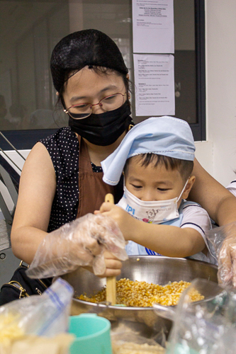 The bake sale serves as a bonding experience for students and their families.【Photo by Matt Serrano】