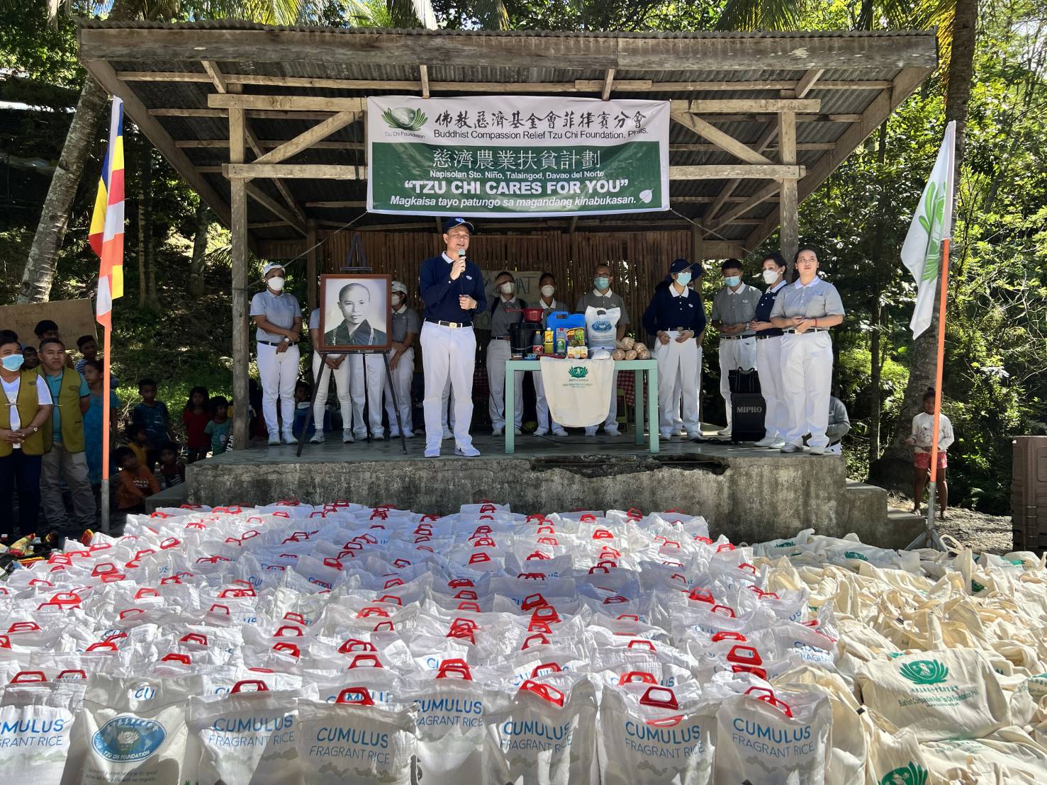 Tzu Chi Davao volunteers visit the Ata Manobo farming communty in Talaingod, Davao del Norte with rice and generous grocery items.