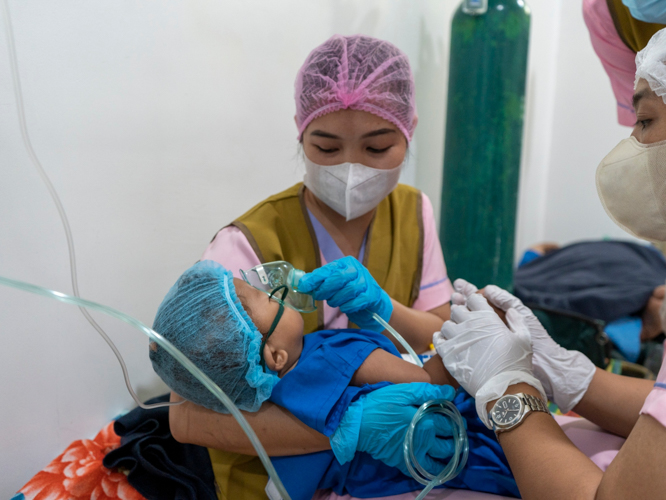 Nurses from the Sultan Kudarat State University provides attentive care to a young patient at the Post-Anesthesia Care Unit. 【Photo by Harold Alzaga】