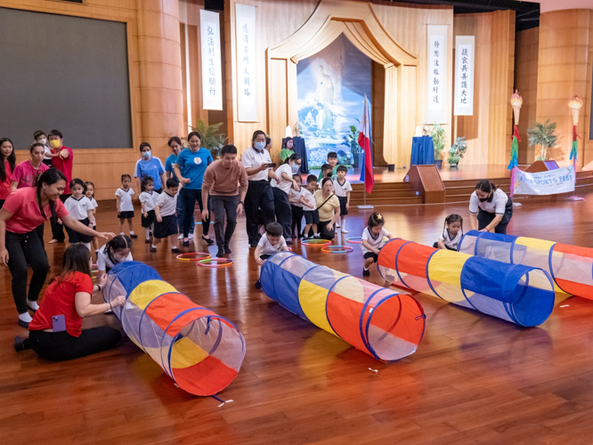 As a highlight of the Family Sportsfest, the obstacle course stands out as one of the most eagerly anticipated and exciting games. 【Photo by Marella Saldonido】