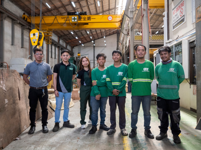 Tzu Chi welding scholars pose for a group photo with Greenpower Technology Services staff. 【Photo by Matt Serrano】