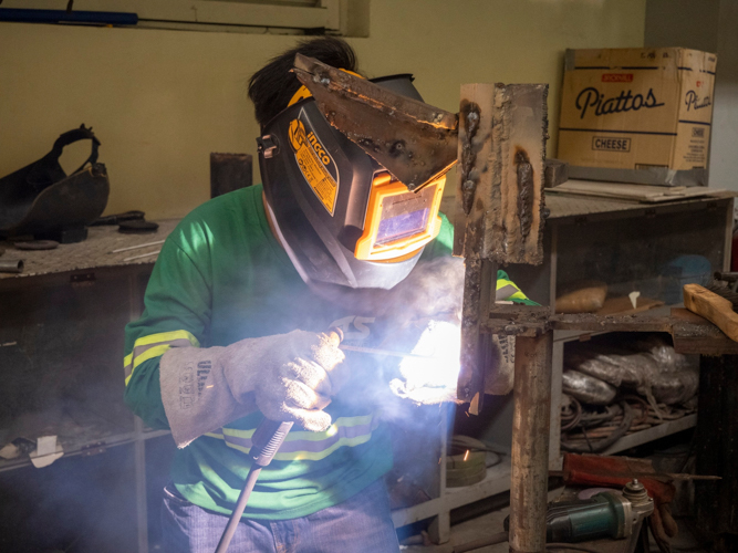 Wibert Tolentino applies the skills he learned in Tzu Chi through an internship with Greenpower Technology Services in Sta. Rosa, Laguna. 【Photo by Matt Serrano】