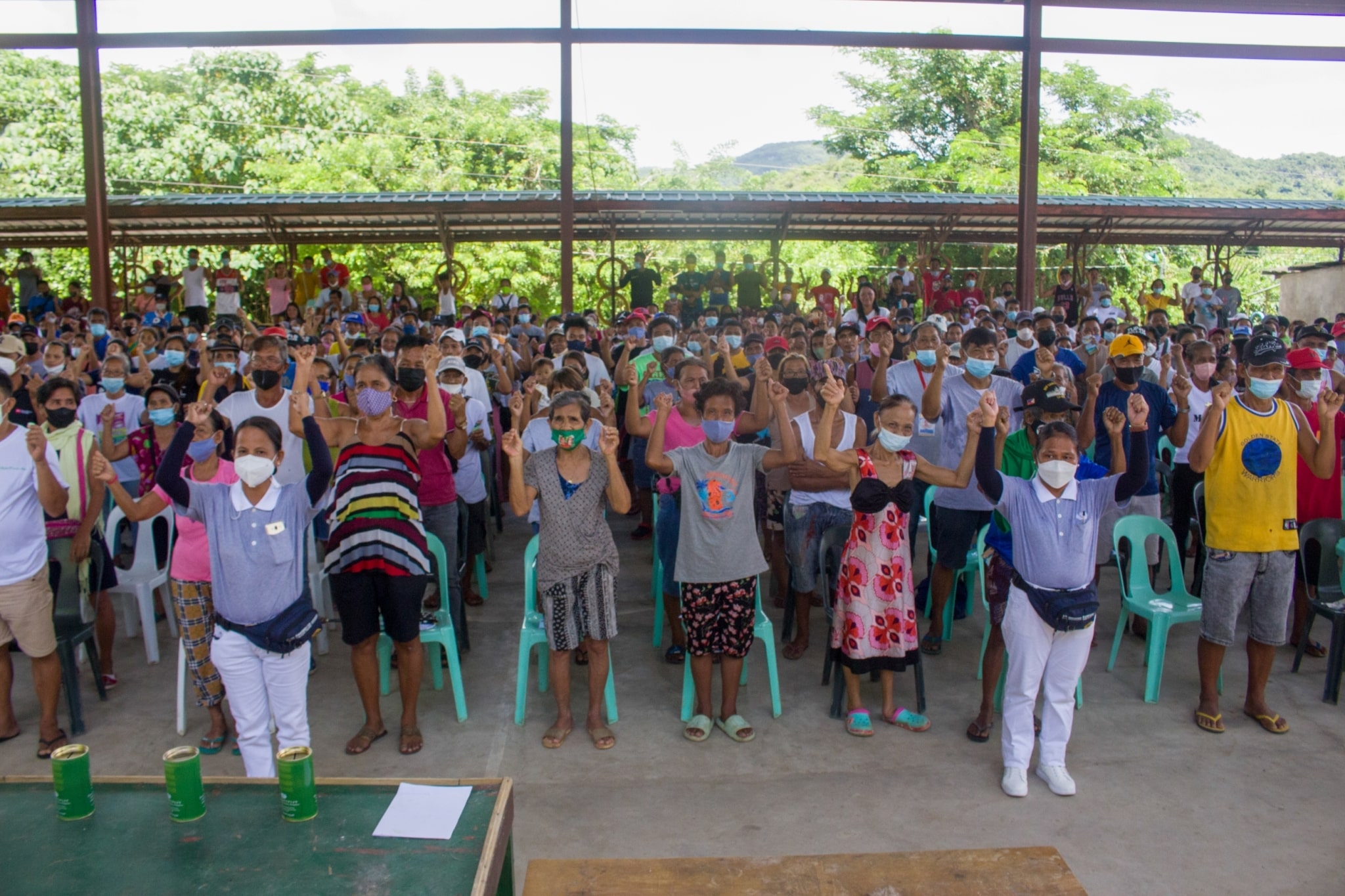 Beneficiaries sing Tzu Chi’s ‘One Family’ sign language.【Photo by Matt Serrano】