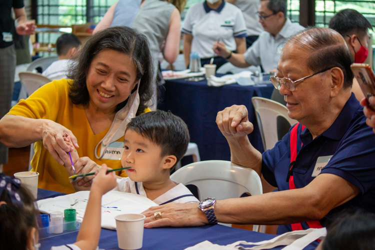 Grandmother and grandfather happily join their grandson in the painting activity. 【Photo by Marella Saldonido】
