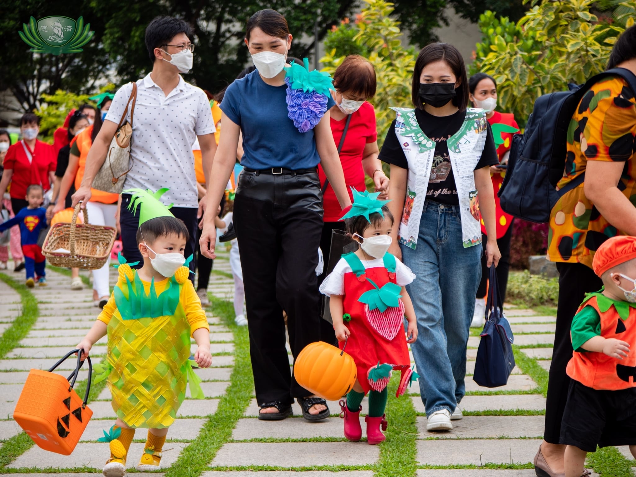 Cheerful kids in colorful costumes fills the Buddhist Tzu Chi Campus (BTCC) on October 28 as the Tzu Chi Great Love Preschool Philippines brought its Trick-or-Treat program to the Sta. Mesa headquarters. 【Photo by Daniel Lazar】