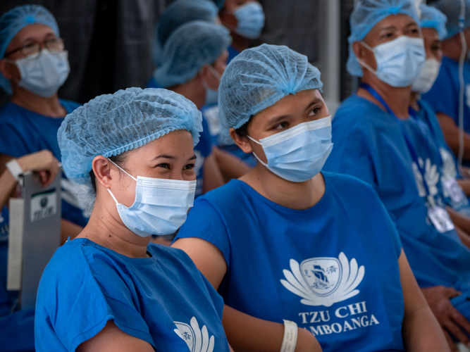 Patients happily wait their turn outside the operating room. 【Photo by Daniel Lazar】
