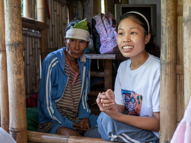 Tzu Chi volunteers speak with Patricia Deardra Parreño and her mother Felipa, who has been unwell for over two weeks presumably due to exhaustion from work. 【Photo by Harold Alzaga】