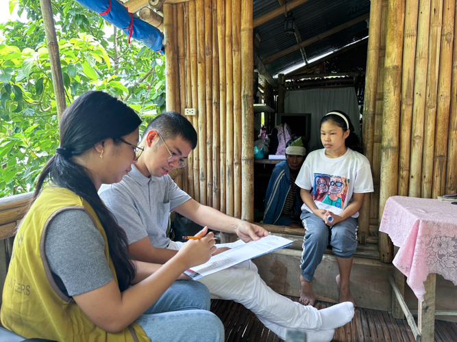 Tzu Chi volunteers conduct a home visit interview with scholarship applicant Patricia Deardra Parreño, who resides in Brgy. Inaca, Cabatuan, Iloilo. 【Photo by Harold Alzaga】