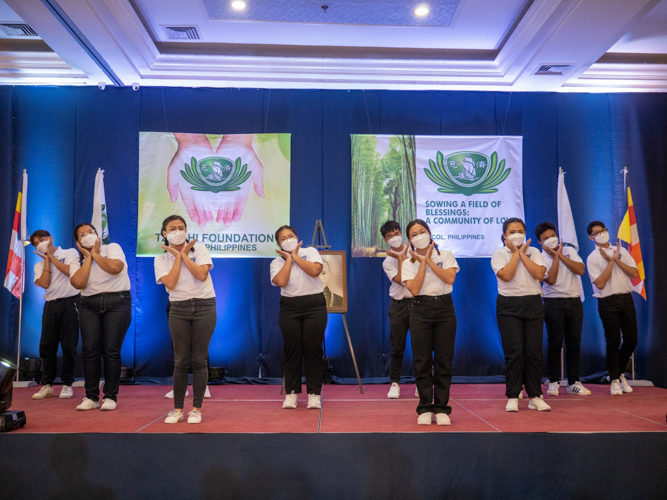 Students from the Tabaco Pei Ching School showcase a lively sign language performance. 【Photo by Jeaneal Dando】