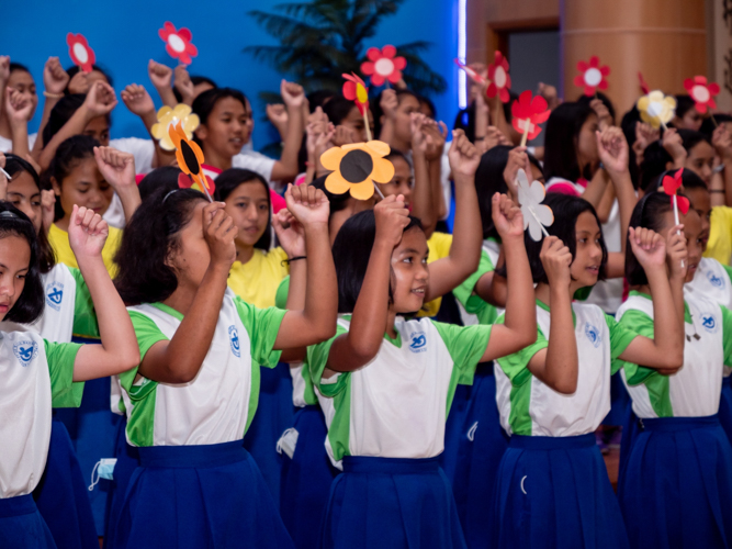 Students showcase song and dance performances at the Jing Si Auditorium. 【Photo by Daniel Lazar】