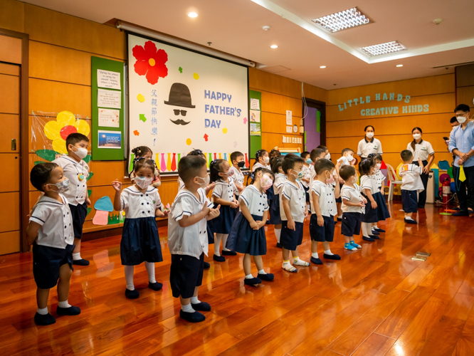 Students perform a song and dance number during the preschool’s Father’s Day celebration. 【Photo by Daniel Lazar】