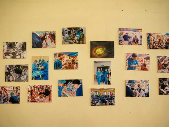 A photo exhibit of Tzu Chi’s past medical missions is seen along the hallway. 【Photo by Daniel Lazar】