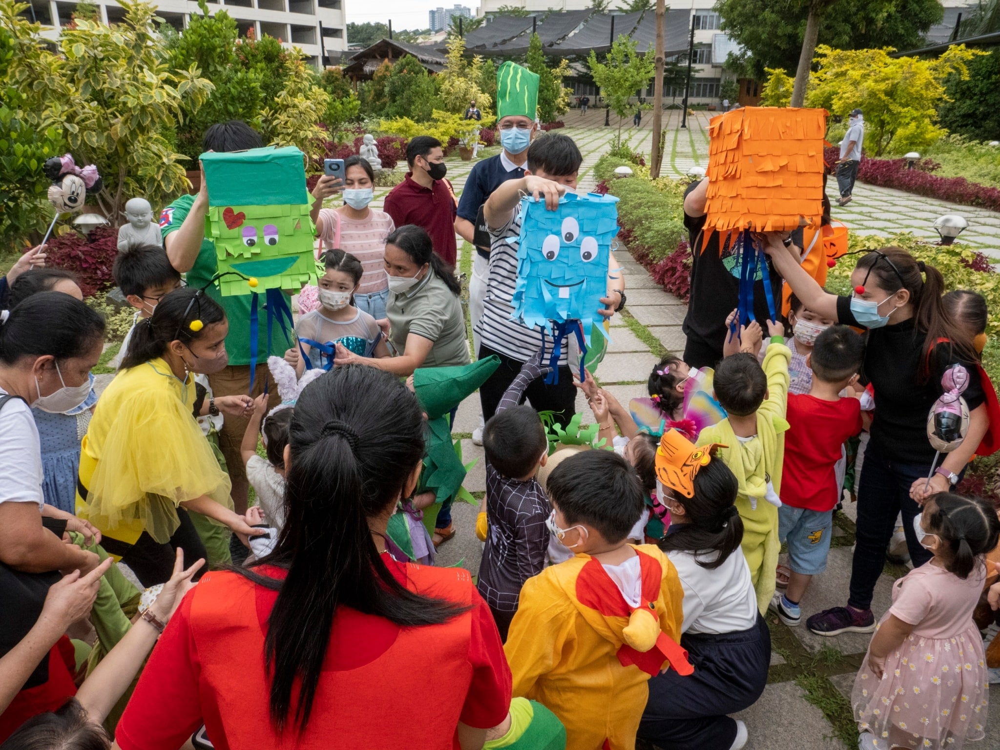 The activity culminates with a pull-string piñata. 【Photo by Matt Serrano】