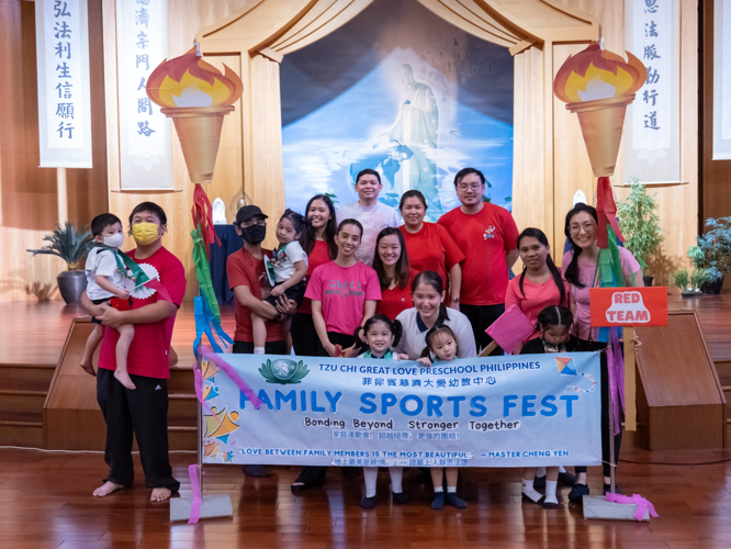 The Pink and Red team strikes a pose for a group photo. 【Photo by Marella Saldonido】