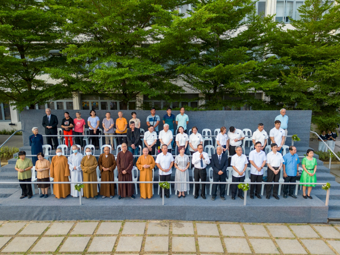 An elevated platform was constructed for VIPs including Dharma masters and representatives from the Taipei Economic and Cultural Office in the Philippines, Philippine Theravada Buddhist Fellowship, and the Tzu Chi International Medical Association.