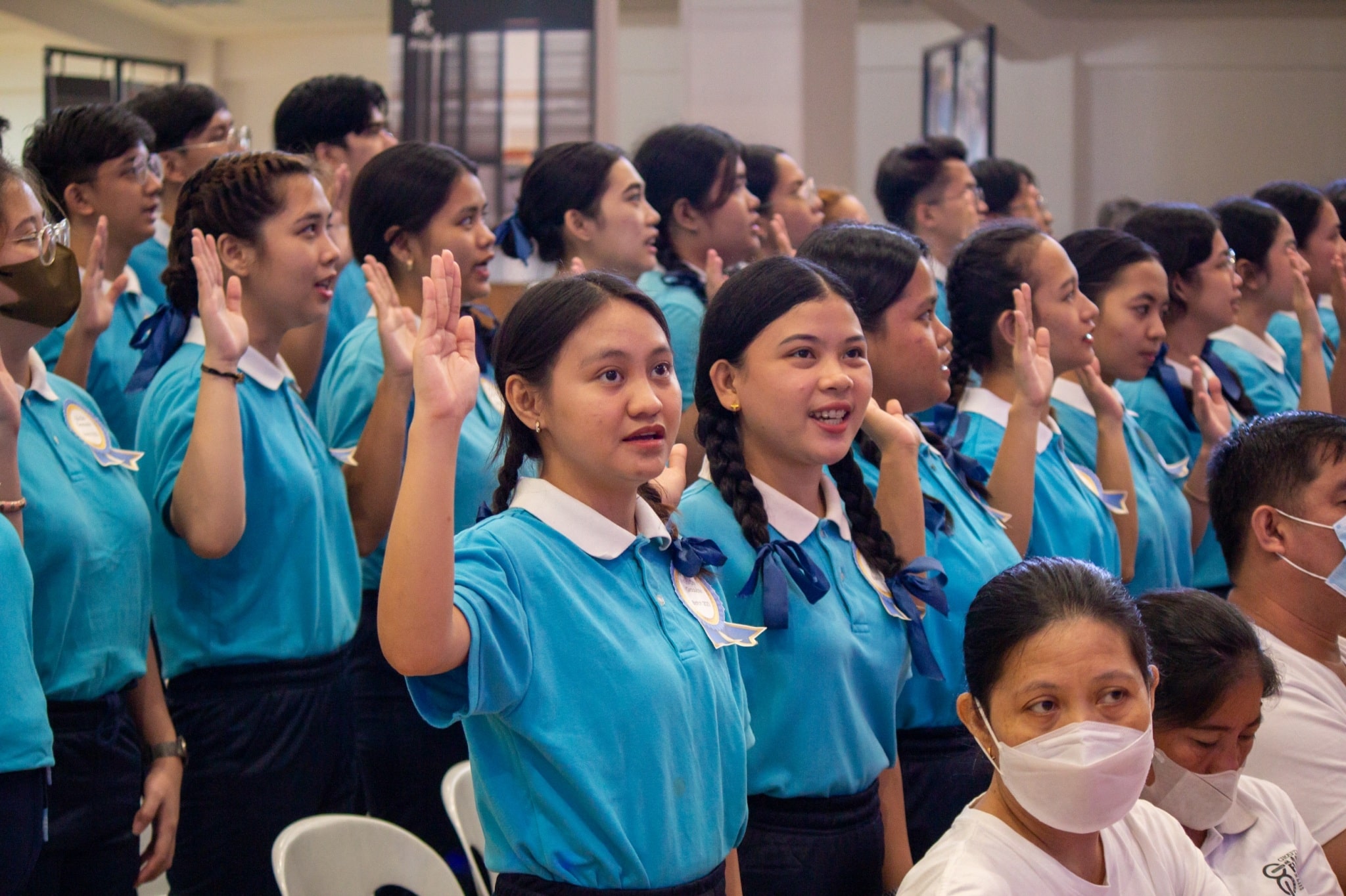 Tzu Chi scholars take a pledge of allegiance and loyalty. 【Photo by Marella Saldonido】