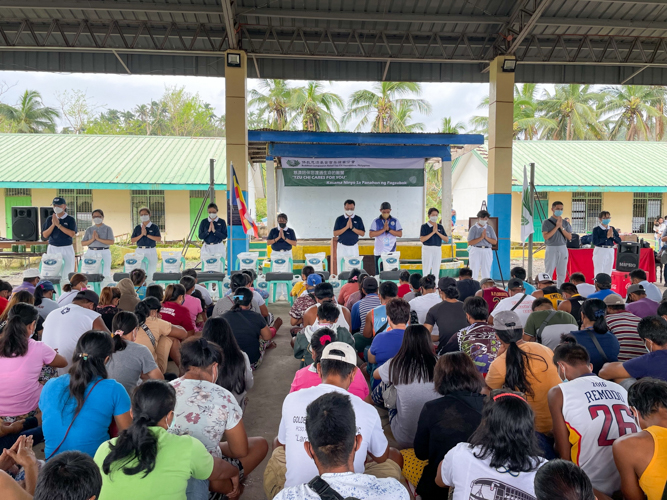 Beneficiaries join volunteers in a solemn prayer. 【Photo by Jeaneal Dando】