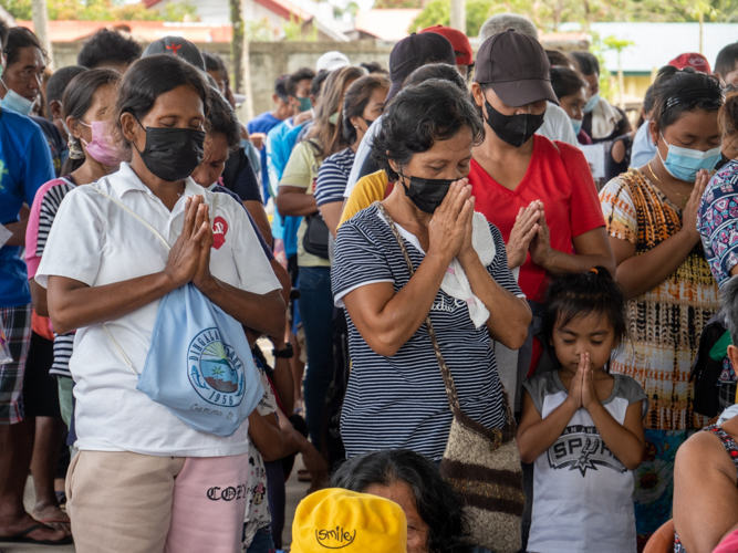 Beneficiaries join volunteers in a solemn prayer. 【Photo by Jeaneal Dando】