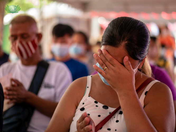 It’s a heartwarming moment in the evacuation site as volunteers lead the evacuees in the solemn Tzu Chi prayer ‘Love and Care’. 【Photo by Daniel Lazar】