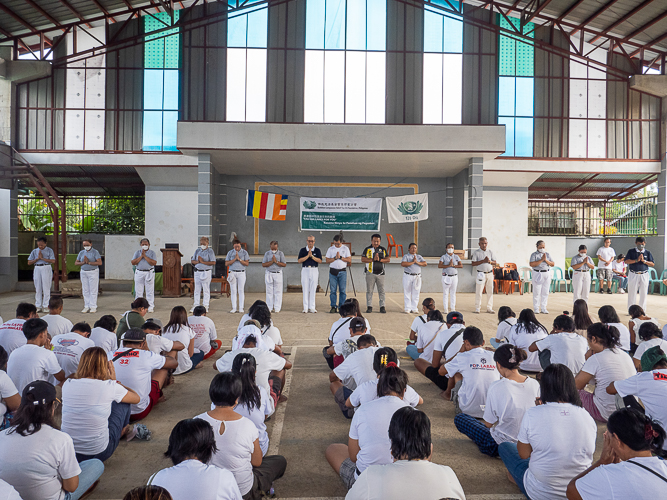 Residents of Brgy. Polangi unite in prayer, led by Tzu Chi volunteers. 【Photo by Matt Serrano】