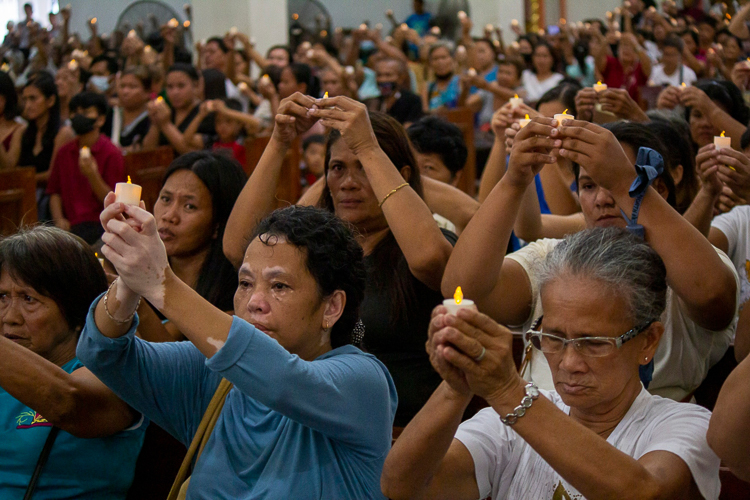 The program culminates on a hopeful note as the congregation raises their candles in a solemn prayer. 【Photo by Marella Saldonido】