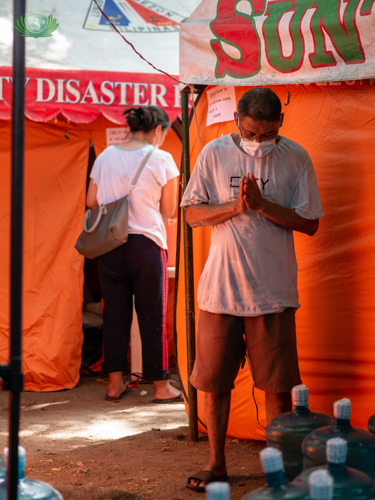 It’s a heartwarming moment in the evacuation site as volunteers lead the evacuees in the solemn Tzu Chi prayer ‘Love and Care’. 【Photo by Daniel Lazar】