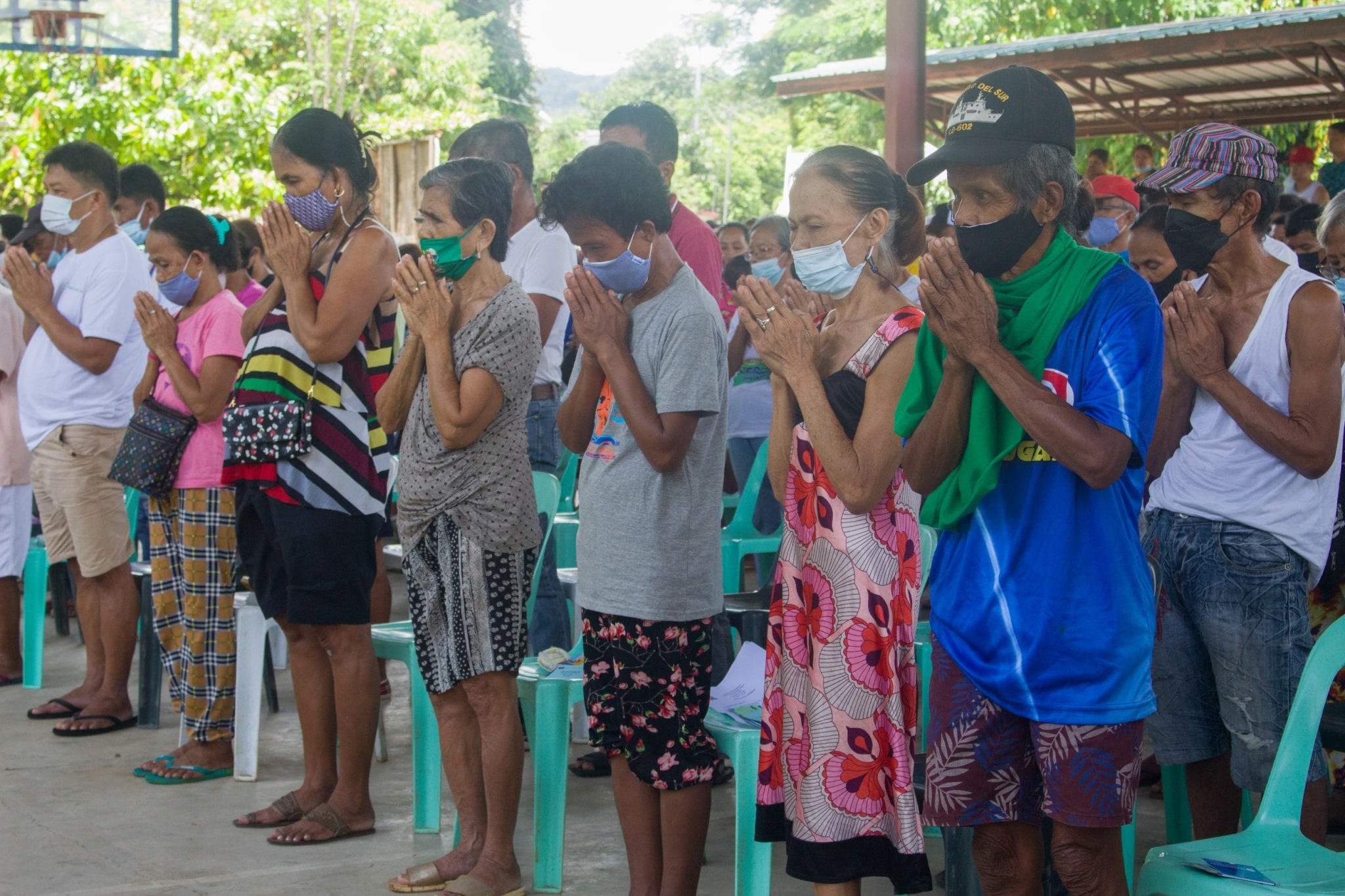 Tzu Chi volunteers and beneficiaries join for a prayer.【Photo by Matt Serrano】