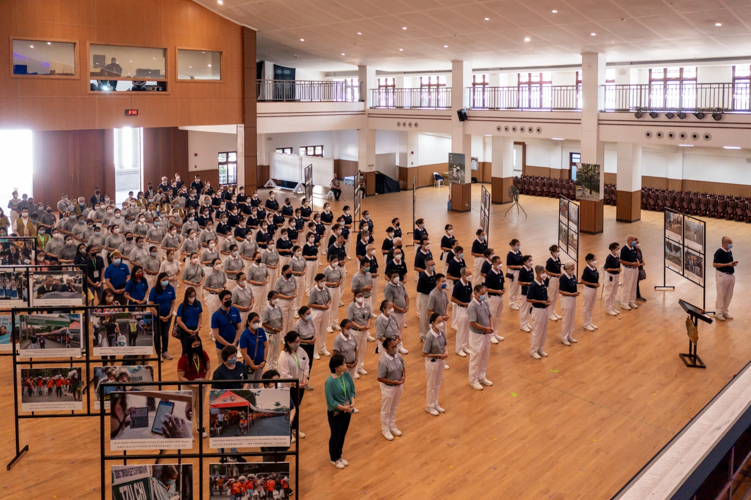 Volunteers and exhibitors pray at the Jing Si Hall before the opening of the bazaar. 【Photo by Daniel Lazar】